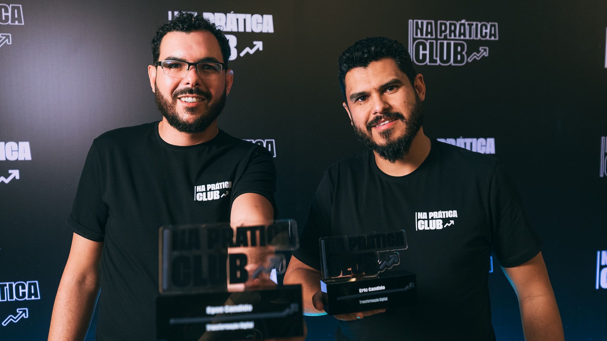 Duas pessoas posam em um evento da comunidade Na Prática Club.